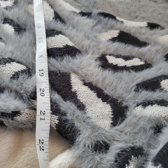 Gabrielle Union | EUC Long Gray Fuzzy Leopard Cozy Button Up Cardigan (SIZE M) - Picture 12 of 15